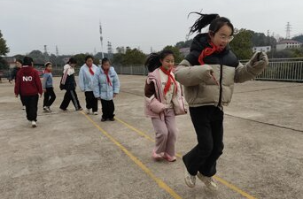 株洲市渌口区渌口镇思梅小学大课间实录——思承古梅志，课间少年强