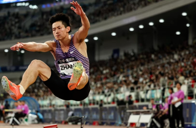 祝贺！株洲伢子张溟鲲跳远摘金！