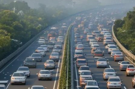 假期首日将迎高速车流最高峰值，全省车辆主要流向长沙和重点景区