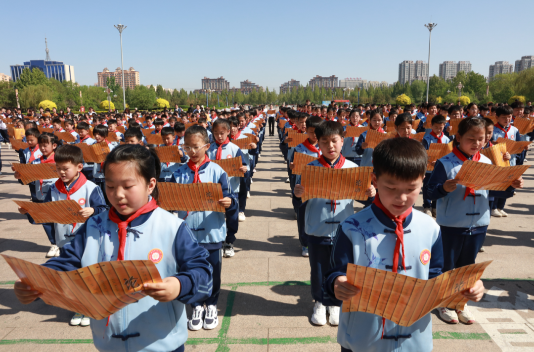 世界读书日全国校园节庆日诵读活动举行
