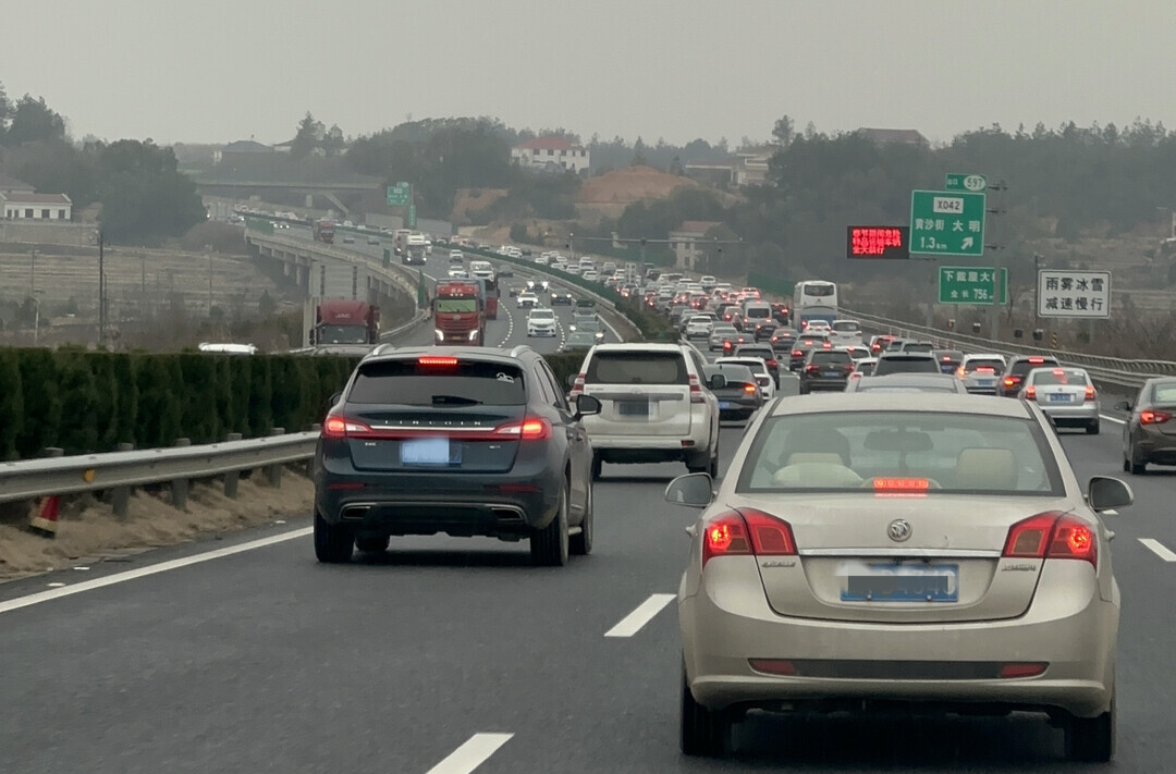 截至3日10时，湖南以下高速公路通行缓慢