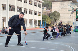 “让孩子们的人生少些弯道”