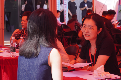 “职”击未来！湘潭大学文学与新闻学院举办毕业生专场招聘会