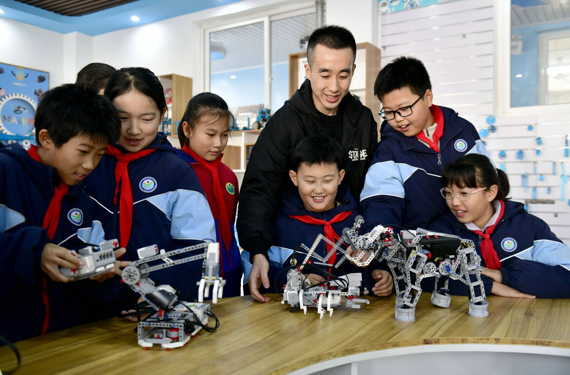 如何稳步推进中小学人工智能通识教育？教育部基础教育教指委负责人答记者问