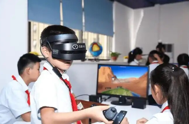 如何推进中小学科学规范使用生成式人工智能？教育部基础教育教指委负责人答记者问