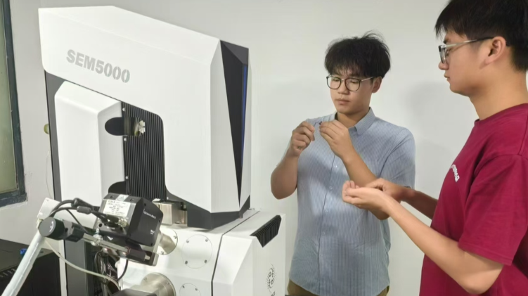 这届年轻人有多硬核？湖南大学生造出“芯片缝纫针”，打破技术垄断
