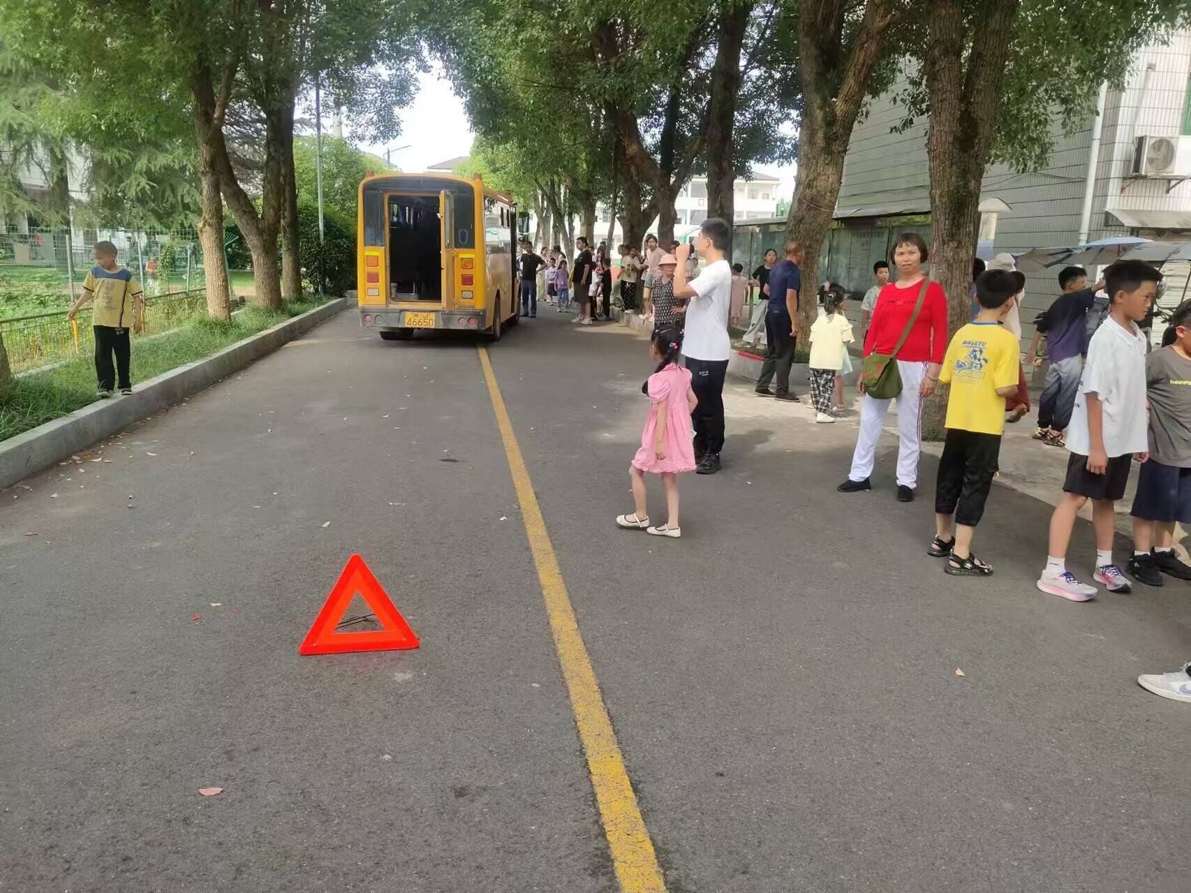 常德桃源縣：校車(chē)突然起火 中小學(xué)生應(yīng)急演練