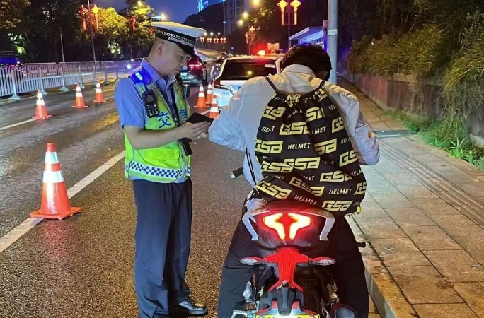 举报电话请收好！长沙交警“静音行动”护航高考