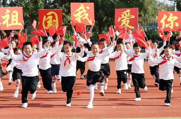 央视快评丨高举队旗跟党走