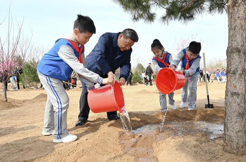 时政微观察丨总书记深情寄望“小树苗”