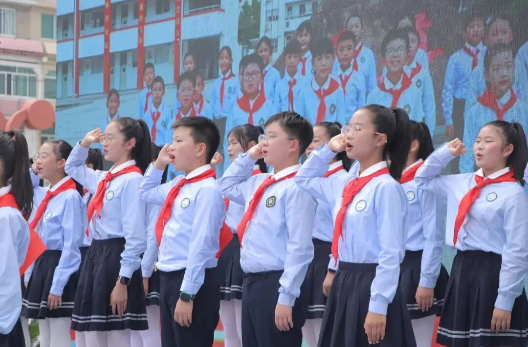 让红领巾在新时代更加鲜艳——习近平总书记致中国少年先锋队第九次全国代表大会的贺信引领少先队事业新发展