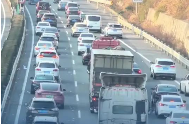 截至31日12时，湖南以下高速公路车流量大