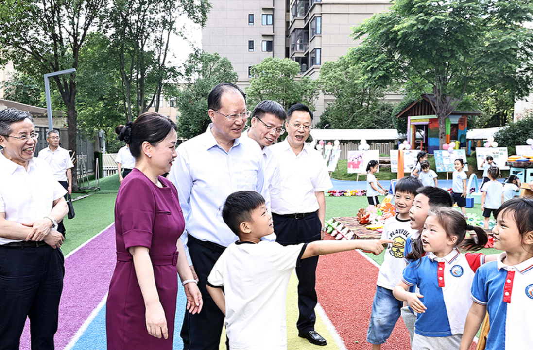 毛伟明“六一”前夕看望少年儿童