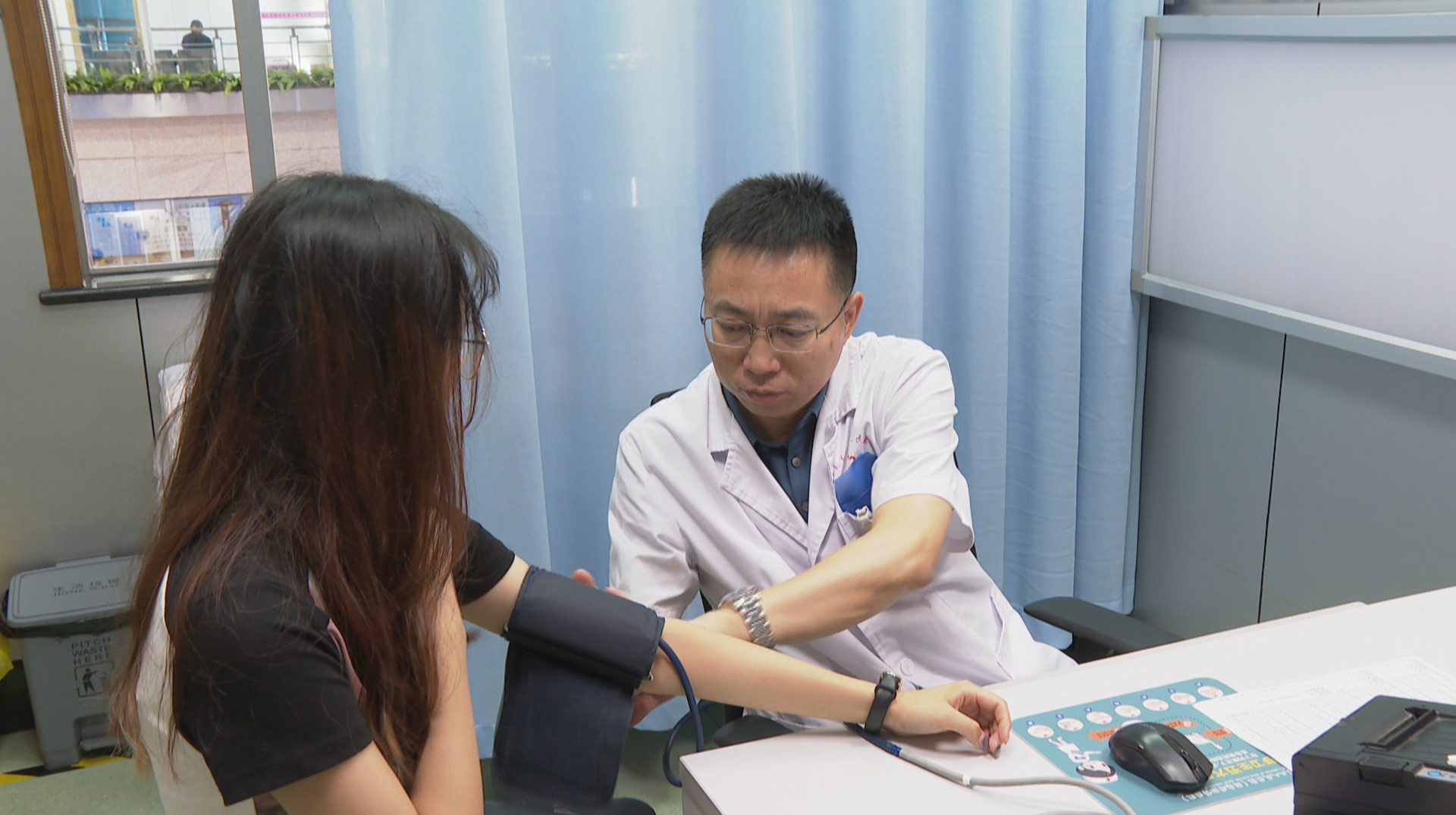 高三男生熬夜刷题引发高血压 医生紧急提醒考前健康