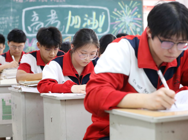 “以自习、考试代替上课”，推进“双休”政策落地难点在哪？