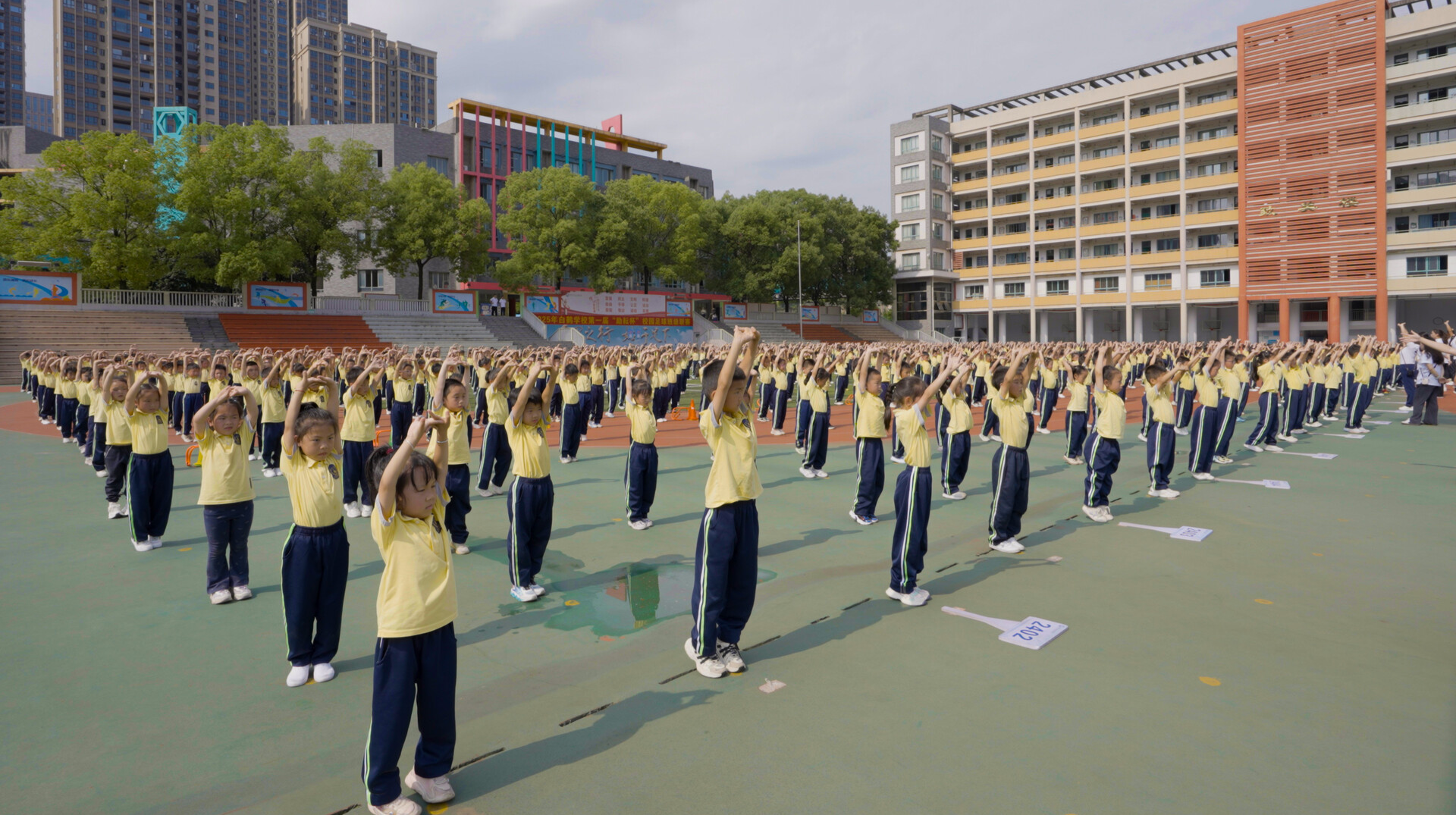 株洲市天元区白鹤学校--课间四十分光熠，五千英姿绽风华