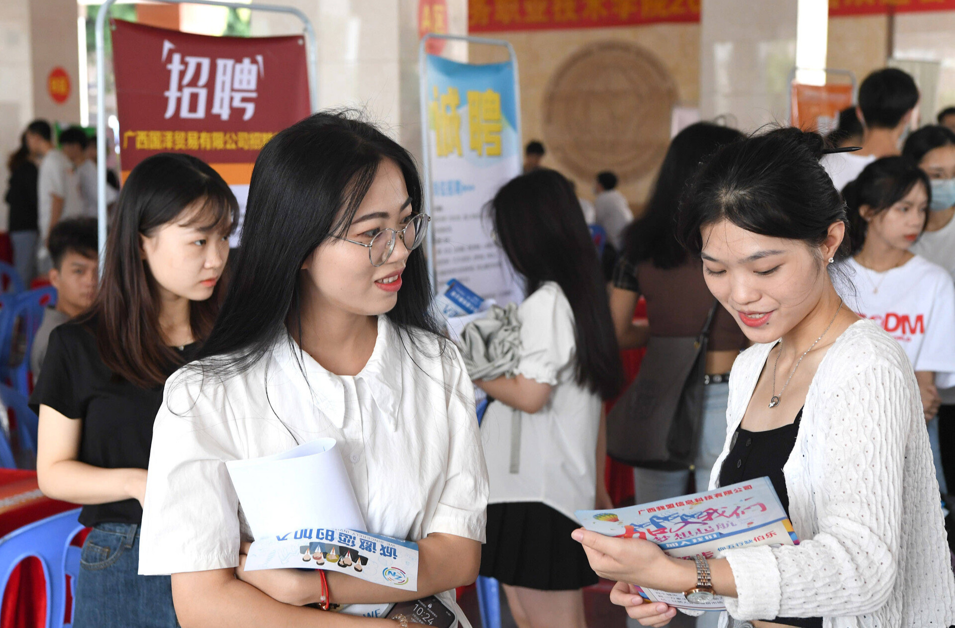 人力资源社会保障部门：多措并举稳就业促发展
