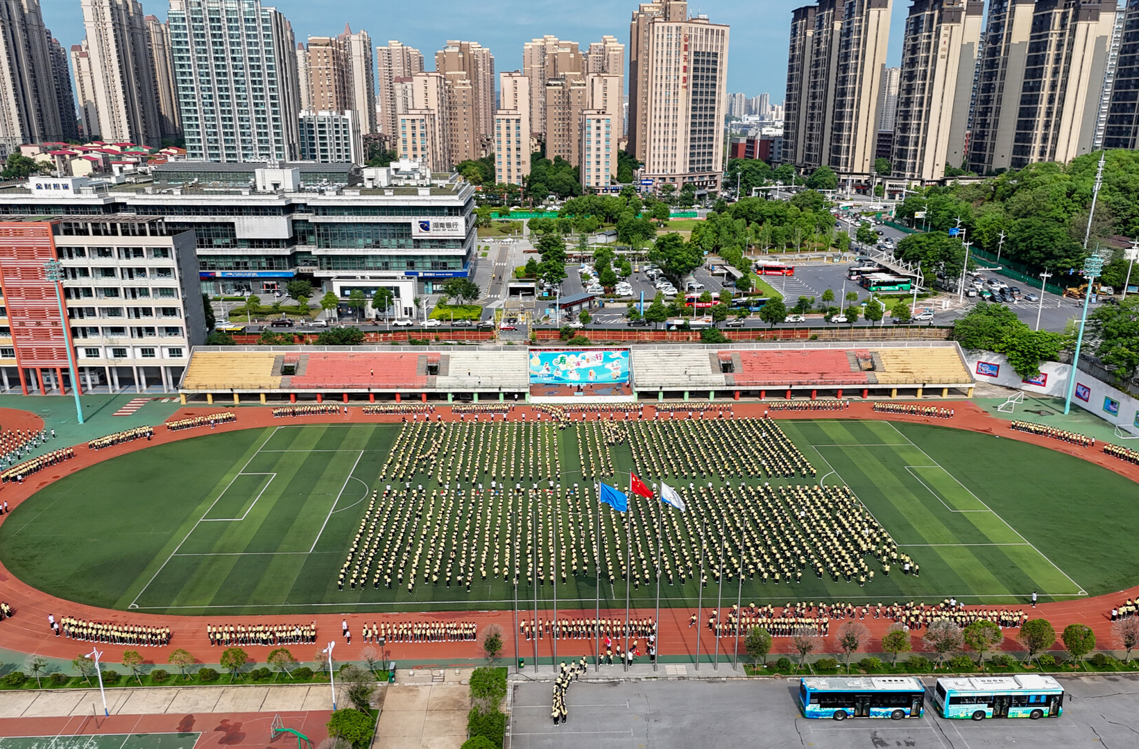 株洲市天元区白鹤学校--课间四十分光熠，五千英姿绽风华
