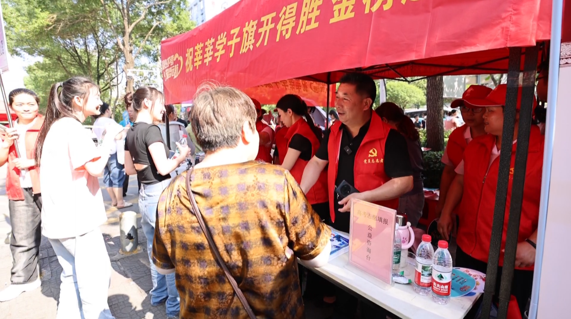 直击高考：爱心接力 湖南各考点全面护航考生