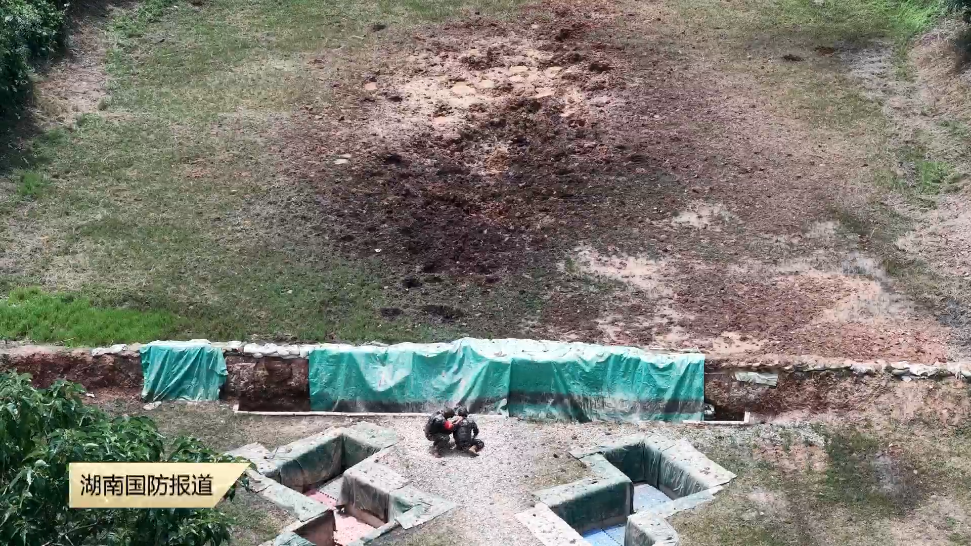 接受硝烟洗礼 锤炼实战硬功——直击武警湖南总队新兵团手榴弹实投训练现场
