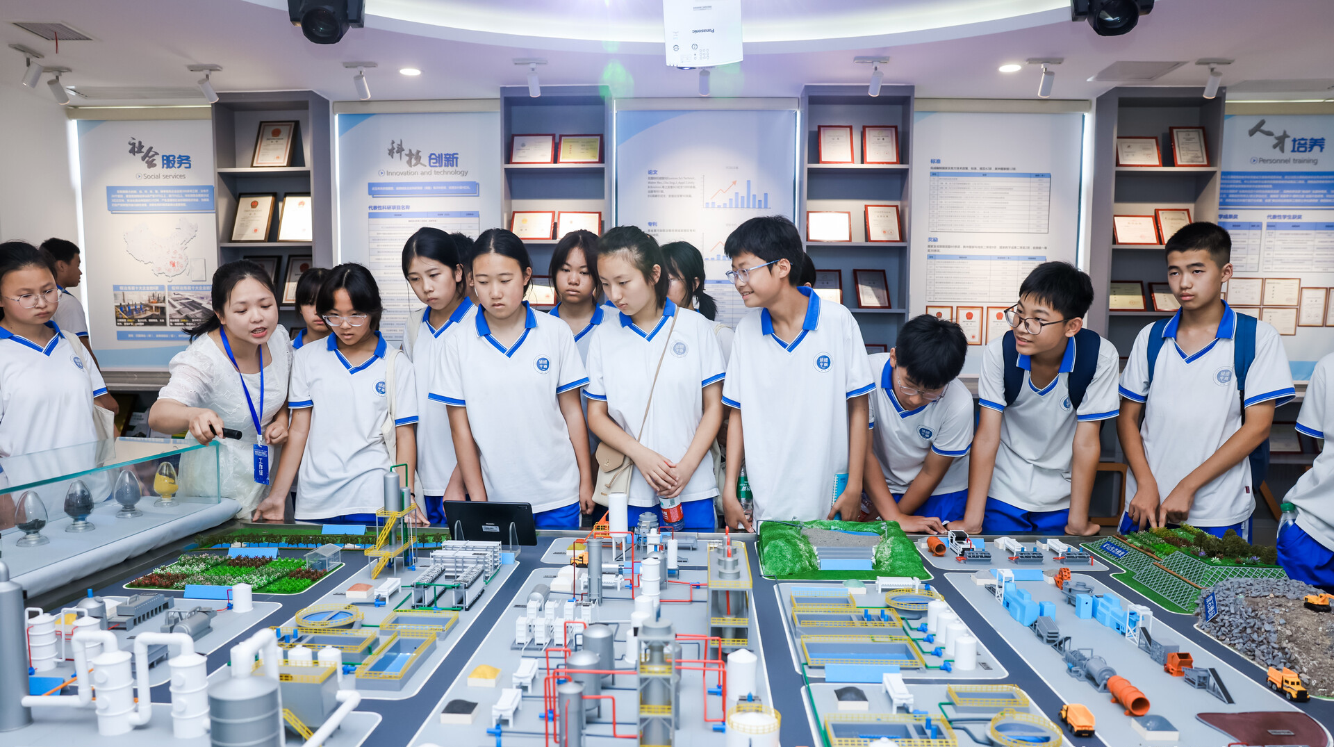 湖南“走进科学家实验室”暨青少年实验展演活动启幕