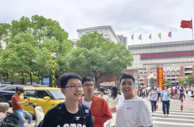 从“山顶视角”到“无悔选择”，在湖南中考作文题中寻找思辨与成长
