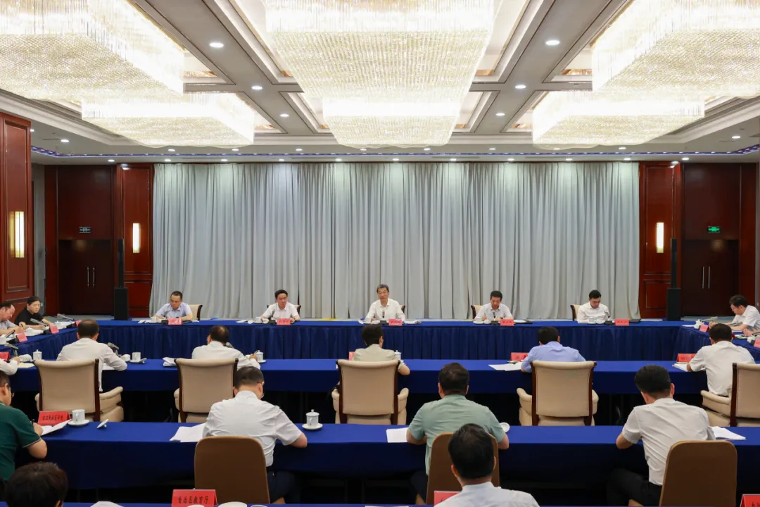 怀进鹏：以逢山开路、遇水架桥的勇气和锐气 推动促就业工作整体再加力