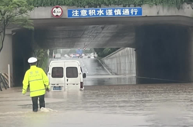 恶劣天气非必要不驾车出门，长沙交警发布暴雨天气交通安全提示