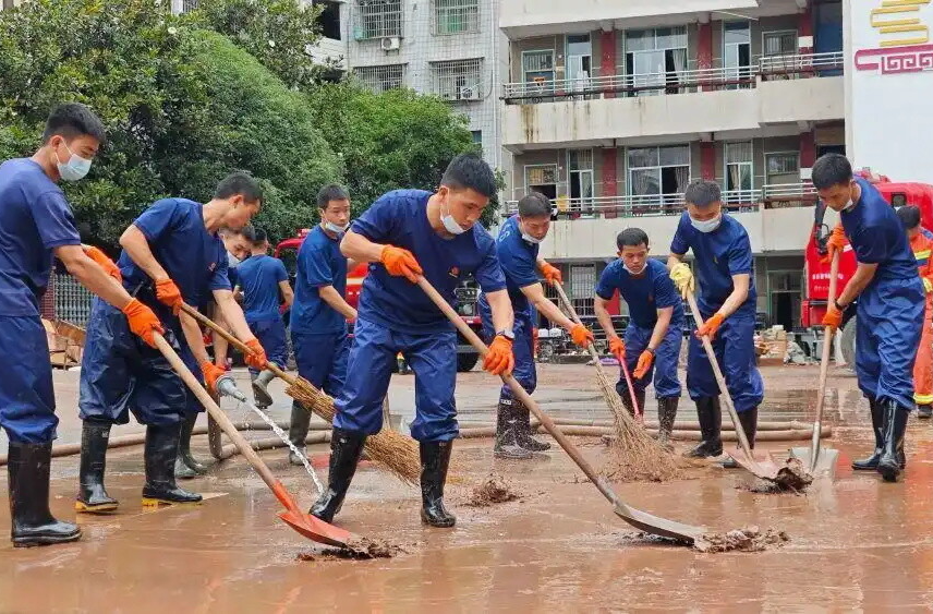 为了孩子早日返校——国家消防救援局湖南机动队伍湖南桑植灾后清淤见闻