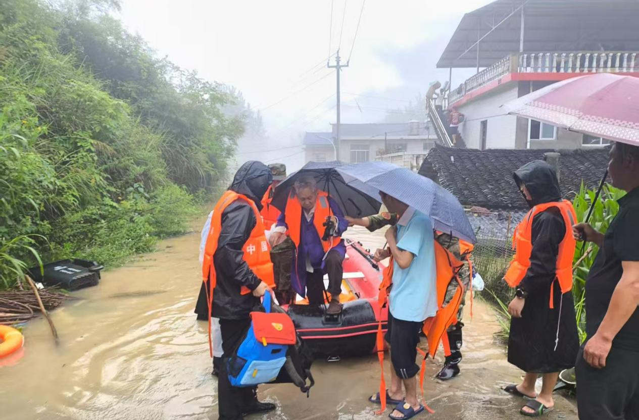 此轮降雨已累计转移近13万人——转移避险，是避免人员伤亡有效措施