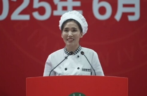 请食堂阿姨上台演讲是育人创新