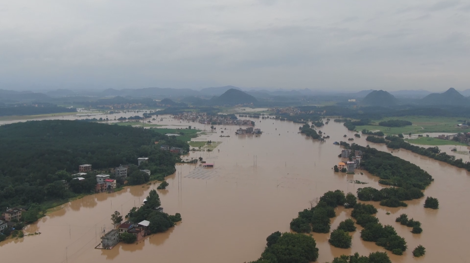 暴雨来袭勿惊慌 避险自救有门道