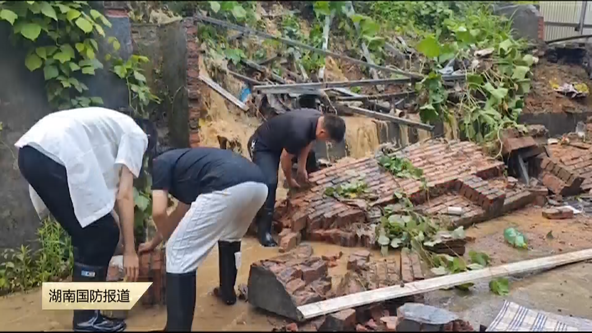株洲攸县东部山区遭遇强降雨——应急部门迅速转移被困群众