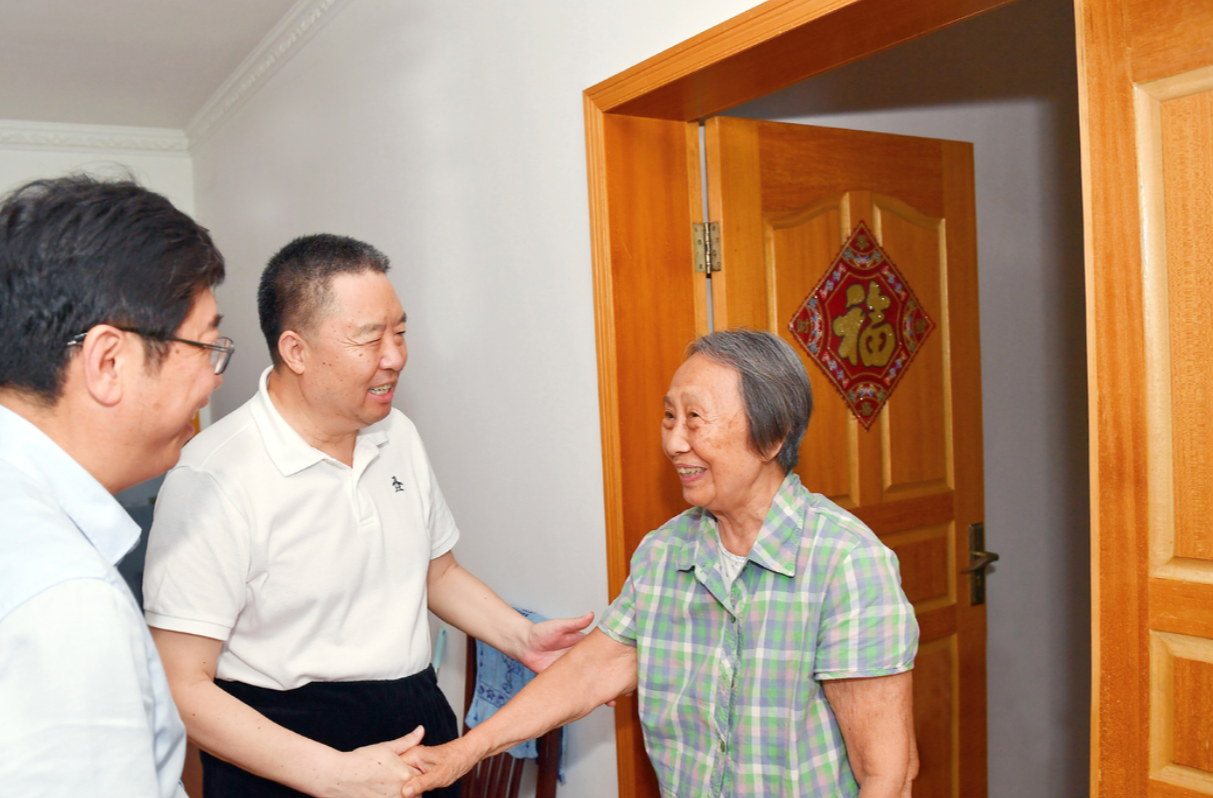 毛万春看望慰问老党员 用心用情传递温暖和关怀