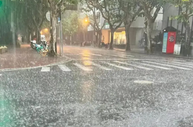 湖南北部和西部等地部分地区有大到暴雨 江南大范围高温闷热持续