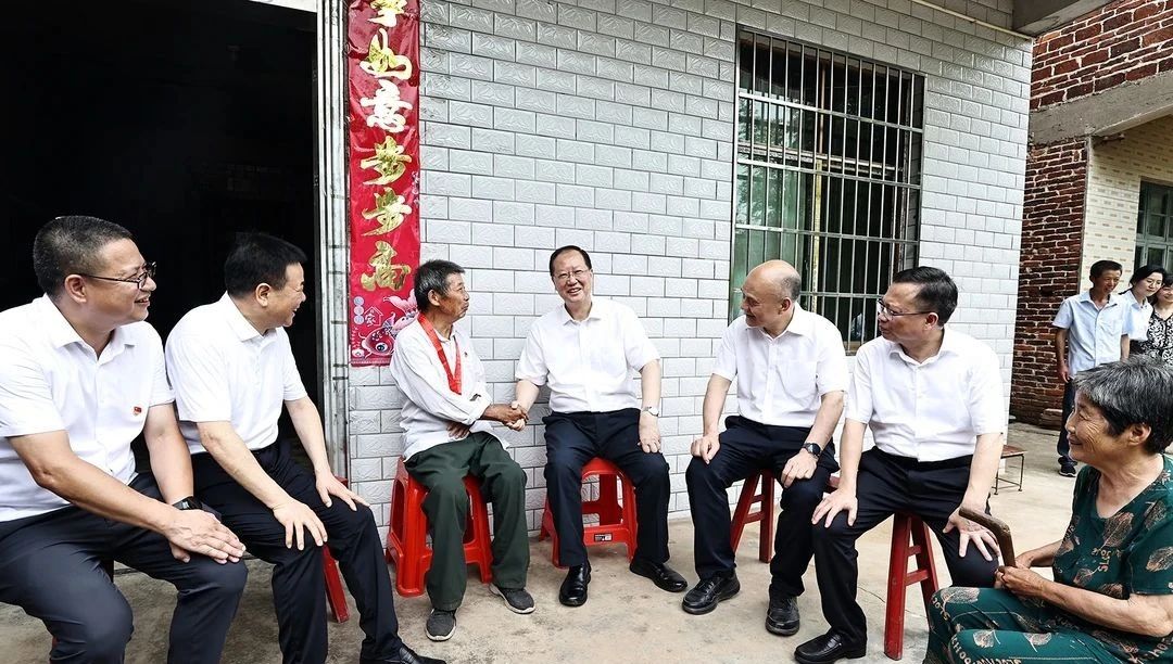 毛伟明“七一”前夕走访慰问党员