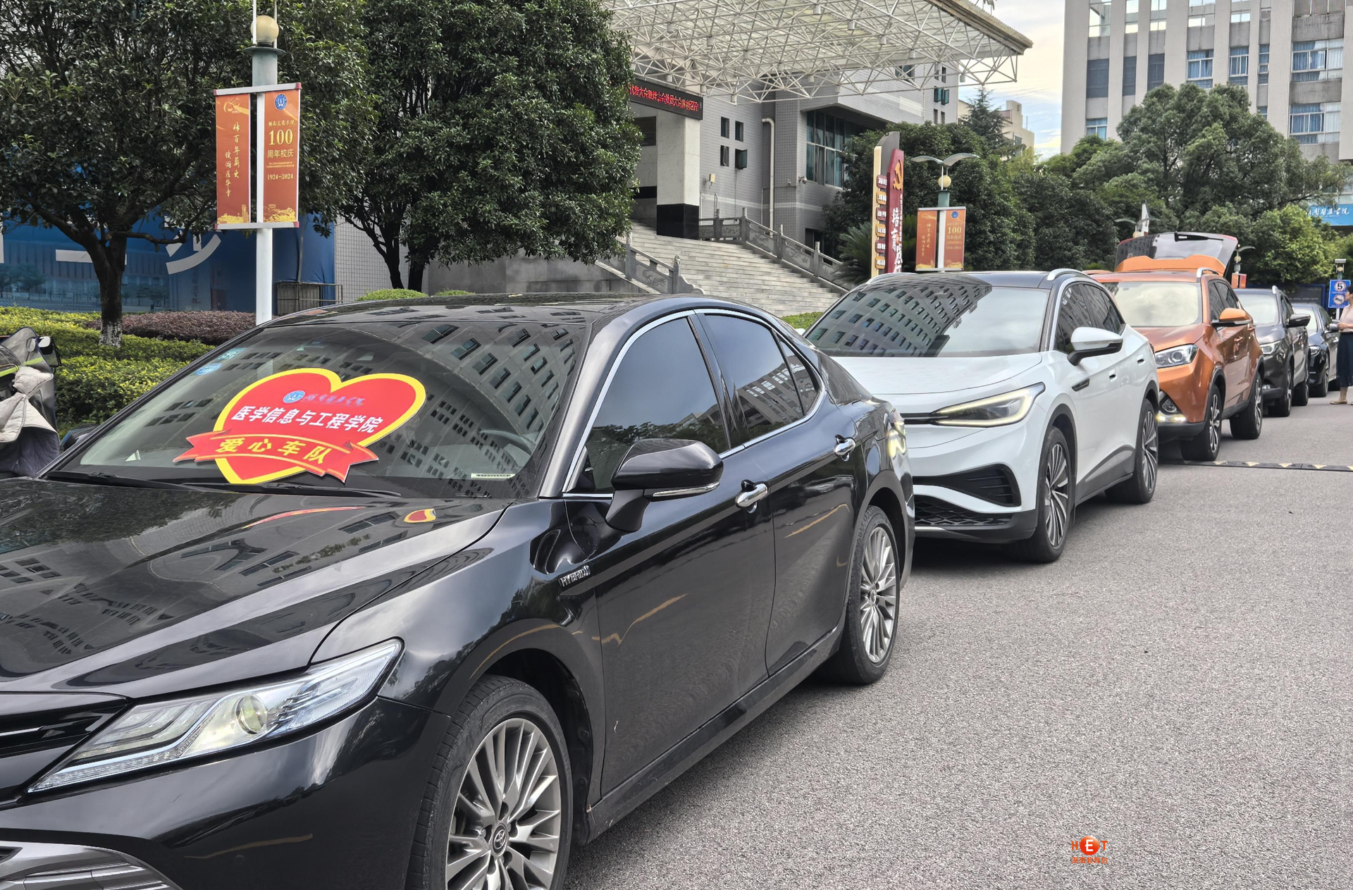 温情送别启新程——湖南医药学院“爱心车队”暖心护航毕业生离校
