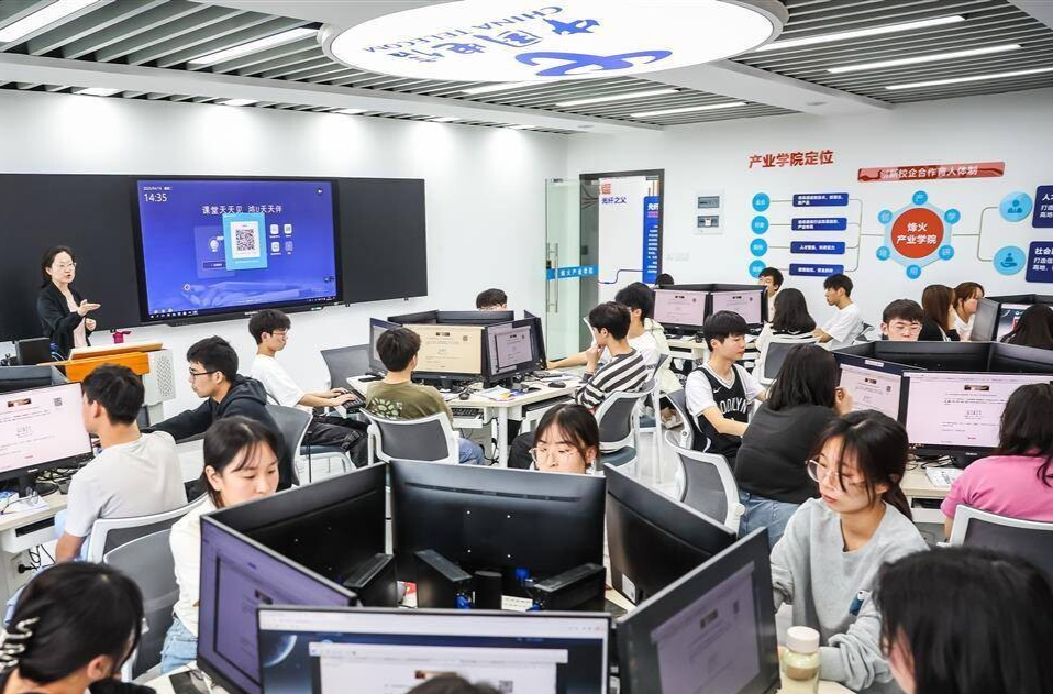 如何推动数字化赋能教师发展？教育部解读来了→