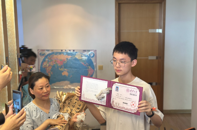 来自清华！湖南首封高考录取通知书送达