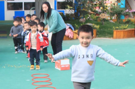 教会幼儿放开手玩