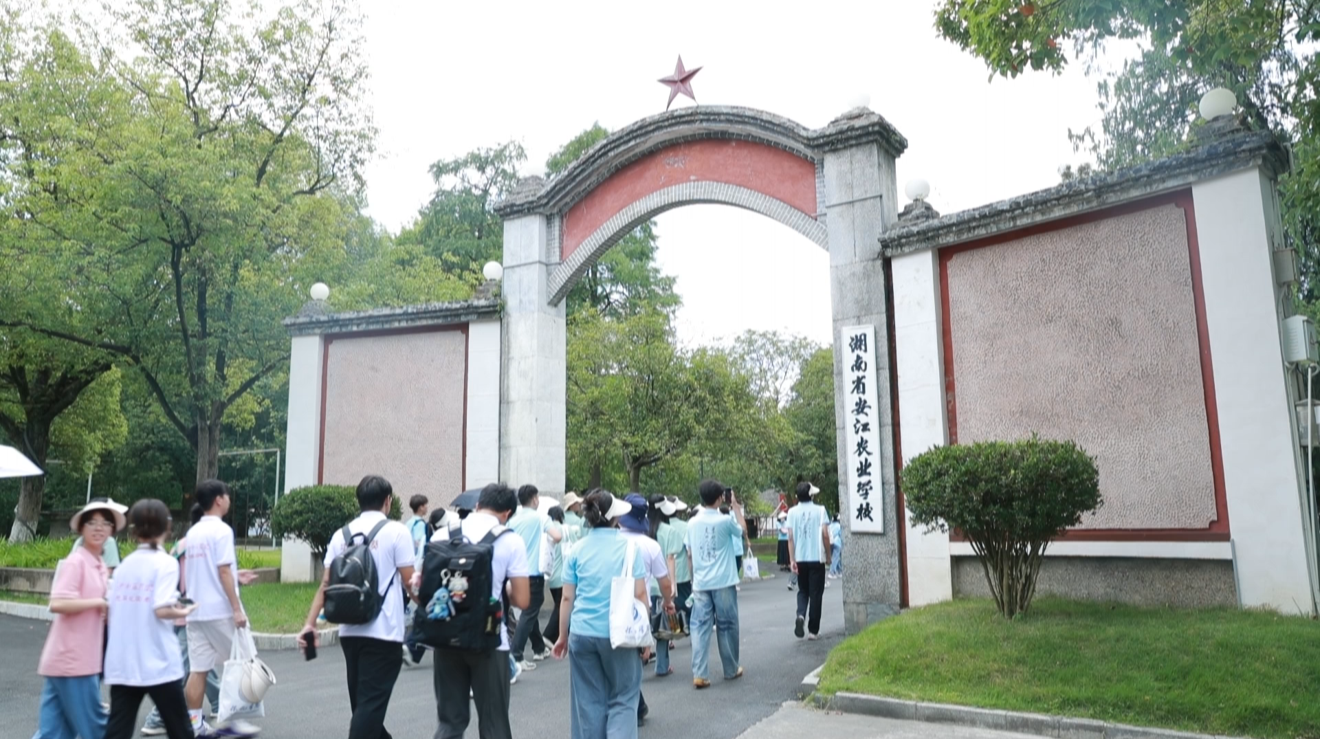 全国7所师范院校师生齐聚怀化 同上“行走的思政课”