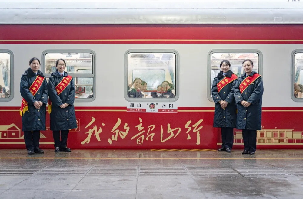 迈出校园“小世界” 扎根社会“大课堂”