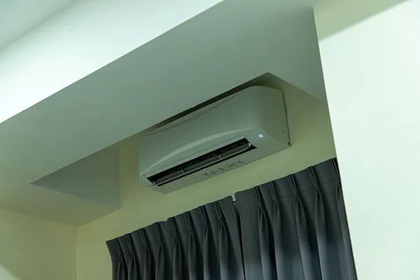打地铺、扎帐篷、睡水房……大学宿舍装空调，究竟难在哪儿？