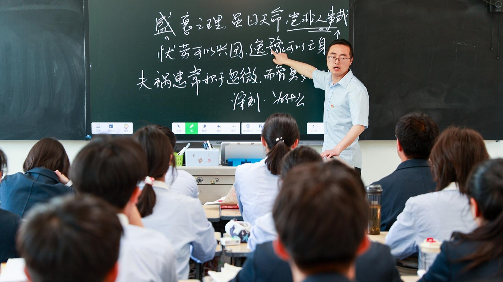 改革意味浓 实干氛围足——二〇二五年教育部年中推进会新闻观察之一