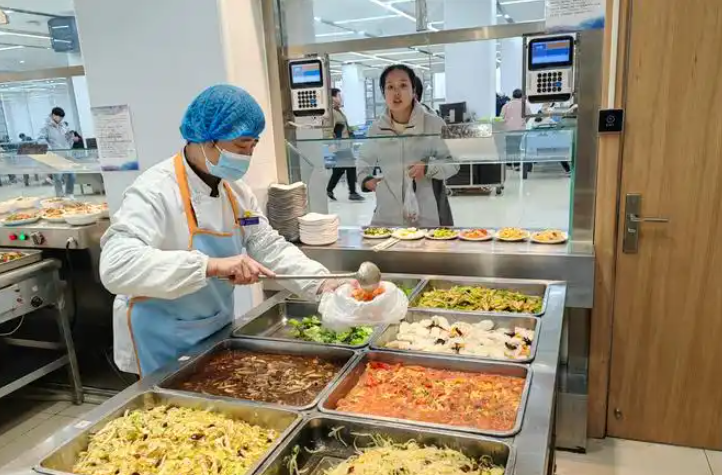 让学生每一口饭都吃得放心
