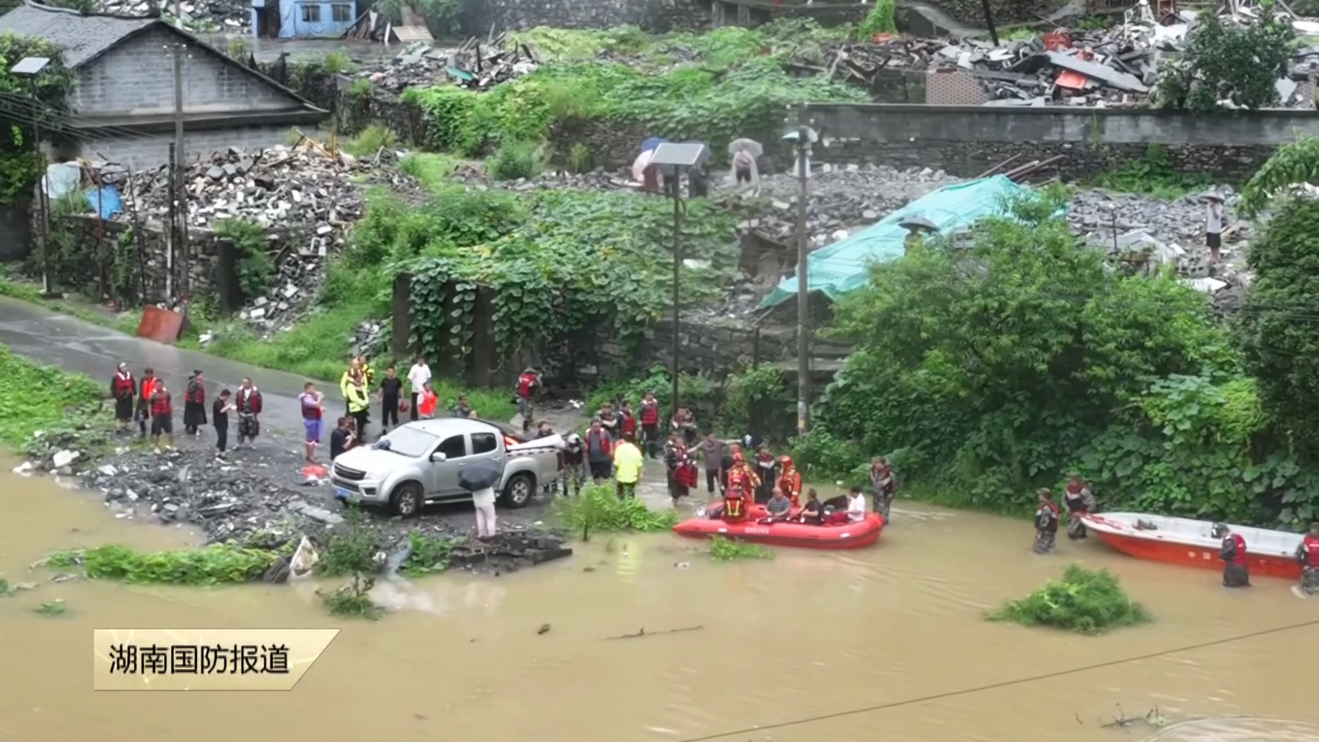 湘西州吉首市——暴雨淹没道路 民兵驾驶冲锋舟转移群众