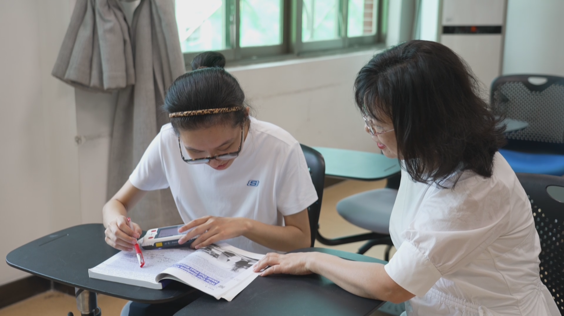 湖南视障女孩考上研究生 未来想成为一名教师