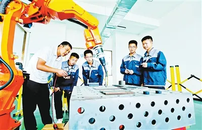 学过硬技能，铸大国重器！《人民日报》聚焦职业教育