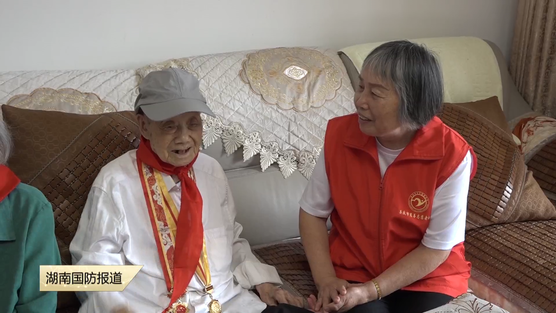 致敬百岁抗战老兵 赓续红色精神血脉