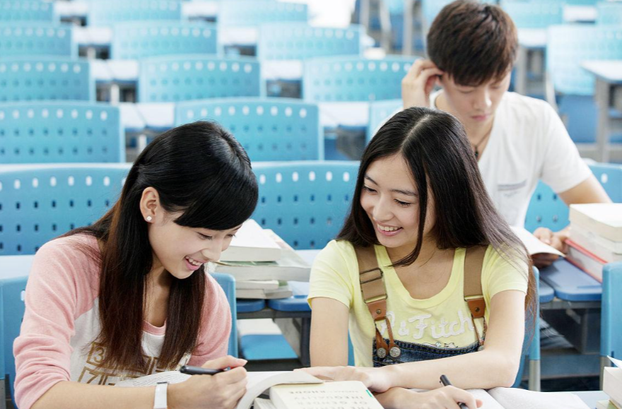 从认知、认同到行动 ——“00后”大学生成长的三重变奏
